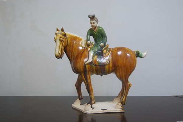 唐三彩的釉色主要有哪三种颜色